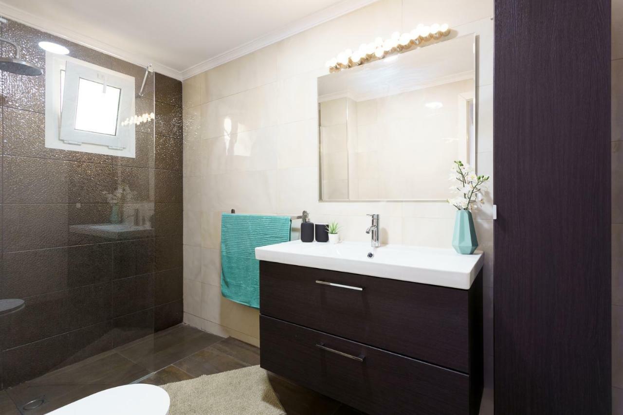 Spacious Beachfront Flat With Sea Views And Private Indoor Parking Benalmádena Exterior photo